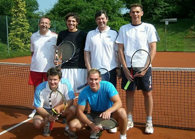 Hinten v.l.: Dr. Klaus Wolf, Christian Lechner, Frank Pötzl, Markus Pflanz. Vorne v.l.: Andy Möller und Tino Heumann